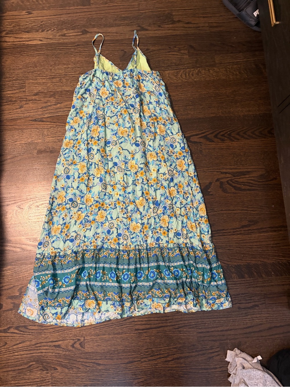 Green Floral Maxi Dress with V-Neck and Spaghetti Straps - Picture 8 of 9
